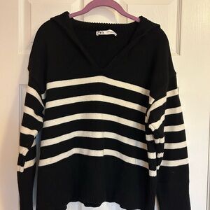 Zara Women's V-Neck Sweater in Black and White Stripes